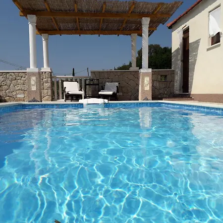Lazustina Paradise & The Mermaid Holiday home *