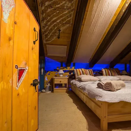 Lazustina Paradise & The Mermaid Mihanici